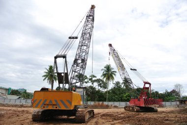 SELANGOR, MALAYSIA -02 Şubat 2016: Mobil vinç inşaat alanında ağır malzeme taşımak için kullanılan ağır makinedir. Hidrolik kol sapıyla çalışan işçiler.    