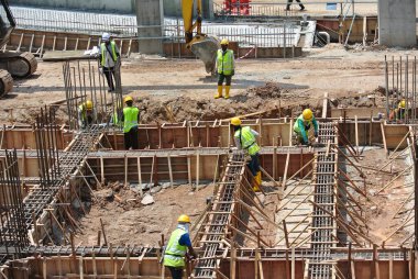 PERAK, MALAYSIA - 17 Mart 2016: Perak, Malezya 'daki şantiyede zemin kiriş kereste formu üreten bir grup inşaat işçisi.  