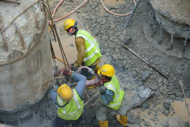SELANGOR, MALAYSIA -AĞUSTOS 08, 2015: İnşaat alanında bir temel kazığı kesen bir inşaat işçisi. Ağır vasıflı mobil hacker makinesini kullanıyor..  
