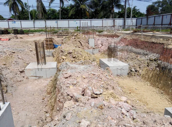 JOHOR, MALAYSIA -16 HAZİRAN 2015: Yığınla takviye çubuğu ve Johor, Malezya 'daki inşaat alanında kazılan kazılar. 