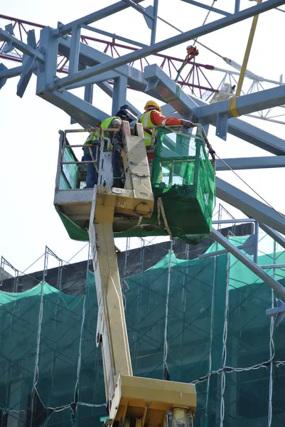 Johor Malaysia January 2016 Construction Workers Standing Sky Lift Basket — Stock Photo, Image
