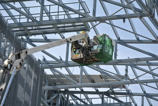 Johor Malaysia January 2016 Construction Workers Standing Sky Lift Basket — 图库照片