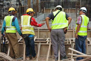 KEDAH, MALAYSIA - 15 Eylül 2015: İnşaat işçileri inşaat alanında kendi aralarında tartıştılar. 