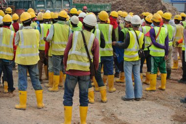 SELANGOR, MALAYSIA 13 Şubat 2015: İnşaat işçileri inşaat alanındaki açık alanda toplanıyor. 