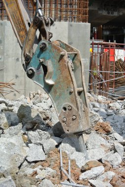 JOHOR, MALAYSIA 26 Haziran 2015: Malezya 'daki inşaat sahasında betonu küçük parçalara ayırmak için kullanılan beton hack makinesi.