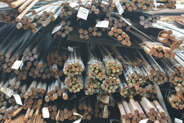 JOHOR, MALAYSIA 19 Eylül 2015: Sıcak rulo deforme olmuş çelik çubuklar veya çelik takviye çubuğu. Destek çubuğu betonu güçlendirmek için yapı yapısının bir parçasıdır.. 