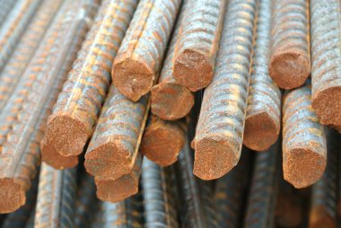 JOHOR, MALAYSIA 19 Eylül 2015: Sıcak rulo deforme olmuş çelik çubuklar veya çelik takviye çubuğu. Destek çubuğu betonu güçlendirmek için yapı yapısının bir parçasıdır.. 