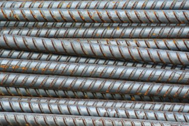 JOHOR, MALAYSIA 19 Eylül 2015: Sıcak rulo deforme olmuş çelik çubuklar veya çelik takviye çubuğu. Destek çubuğu betonu güçlendirmek için yapı yapısının bir parçasıdır.. 