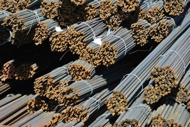 JOHOR, MALAYSIA 19 Eylül 2015: Sıcak rulo deforme olmuş çelik çubuklar veya çelik takviye çubuğu. Destek çubuğu betonu güçlendirmek için yapı yapısının bir parçasıdır.. 