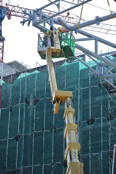 Johor Malaysia 2016年1月20日 マレーシアの建設現場で高いレベルで作業しながら 移動式クレーンバケツに立つ建設労働者 — ストック写真