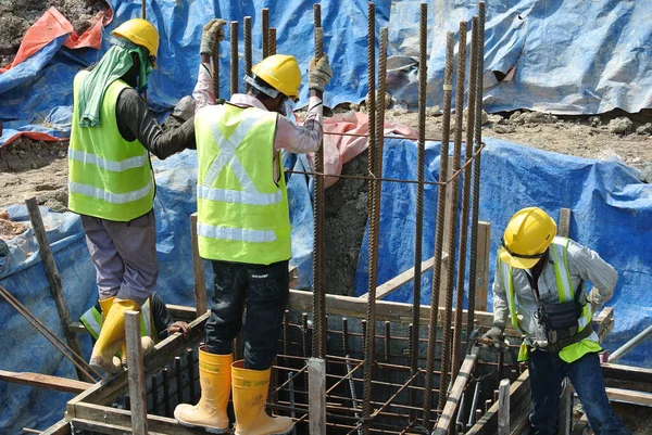 Malacca Malaysia October 2015 Construction Workers Fabricating Steel Reinforcement Bar — стоковое фото