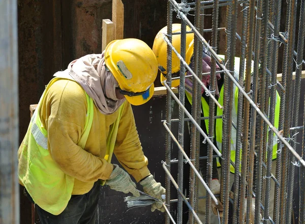 Malacca Malaysia October 2015 Construction Workers Fabricating Steel Reinforcement Bar — стоковое фото