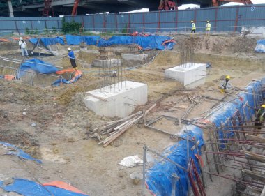 JOHOR, MALAYSIA -16 HAZİRAN 2015: Yığınla takviye çubuğu ve Johor, Malezya 'daki inşaat alanında kazılan kazılar. 