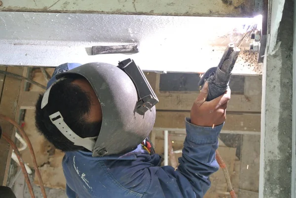 セランゴール マレーシア 2015年12月9日 建設現場で保護マスク溶接金属を身に着けている溶接機 — ストック写真