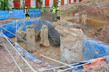 JOHOR, MALAYSIA -16 Haziran 2015: Kazılmış delik yığını ve inşaat alanında belirlenen seviyeye kesmeye hazır. Sıkıcı yığın, yığın kapağını üretmeden önce kesilmesi gerekir.. 