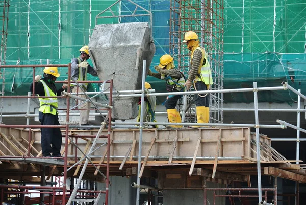 Selangor Malasia Diciembre 2015 Grupo Trabajadores Construcción Vierte Hormigón Húmedo — Foto de Stock