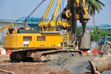 MALACCA, MALAYSIA MARCH 12, 2015: Malacca, Malezya 'daki inşaat alanında kazık sondaj makinesi. Makine temel çalışması için kümeleri çalıştırmak için kullanılır.