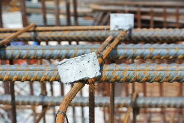 JOHOR, MALAYSIA 19 Eylül 2015: Sıcak rulo deforme olmuş çelik çubuklar veya çelik takviye çubuğu. Destek çubuğu betonu güçlendirmek için yapı yapısının bir parçasıdır.. 