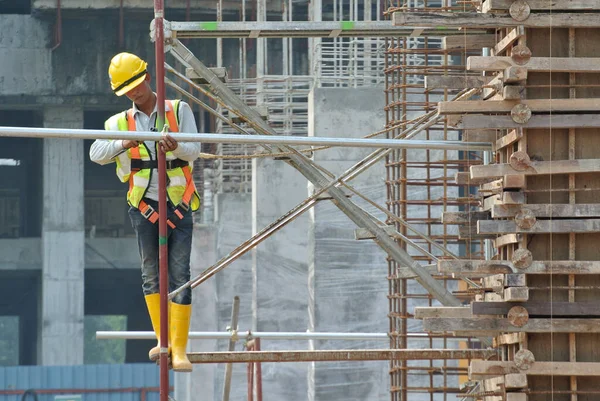 Selangor Malasia Febrero 2016 Trabajadores Construcción Que Usan Arnés Seguridad — Foto de Stock