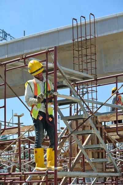 Selangor Malasia Febrero 2016 Trabajadores Construcción Que Usan Arnés Seguridad —  Fotos de Stock