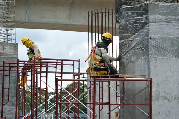 Selangor Malasia Febrero 2016 Trabajadores Construcción Que Usan Arnés Seguridad — Foto de Stock