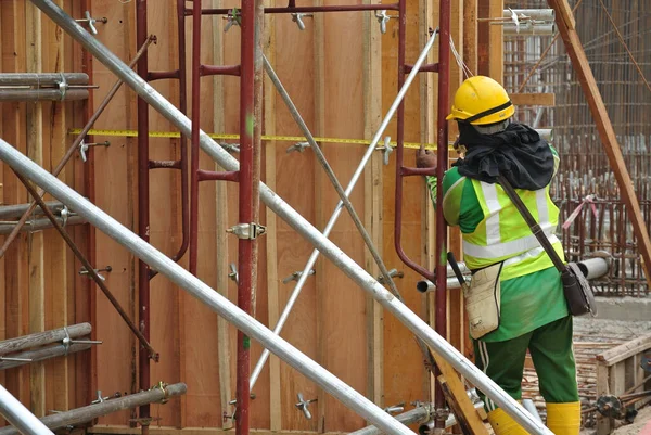 Selangor Malasia Febrero 2016 Trabajadores Construcción Que Usan Arneses Seguridad —  Fotos de Stock