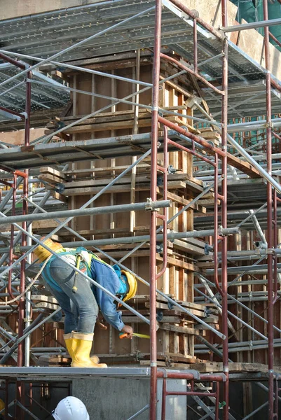 Selangor Malaysia Februar 2016 Bauarbeiter Tragen Sicherheitsgurte Und Arbeiten Auf — Stockfoto