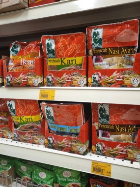 PenANG, MALAYSIA -HAZİRAN 18, 2021: Baharatlara odaklı seçilen ürünler ticari paketlerde satılır ve süpermarketteki raflarda sergilenir. Seçilmesini kolaylaştırmak için markaya ve yazıya göre sırala. 