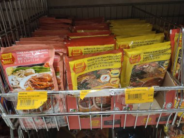 PenANG, MALAYSIA -HAZİRAN 18, 2021: Baharatlara odaklı seçilen ürünler ticari paketlerde satılır ve süpermarketteki raflarda sergilenir. Seçilmesini kolaylaştırmak için markaya ve yazıya göre sırala. 