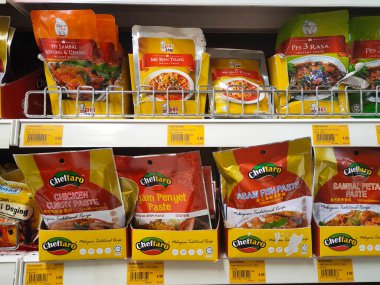 PenANG, MALAYSIA -HAZİRAN 18, 2021: Baharatlara odaklı seçilen ürünler ticari paketlerde satılır ve süpermarketteki raflarda sergilenir. Seçilmesini kolaylaştırmak için markaya ve yazıya göre sırala. 