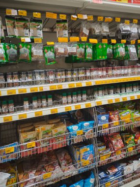 PenANG, MALAYSIA -HAZİRAN 18, 2021: Baharatlara odaklı seçilen ürünler ticari paketlerde satılır ve süpermarketteki raflarda sergilenir. Seçilmesini kolaylaştırmak için markaya ve yazıya göre sırala. 