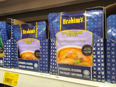 PenANG, MALAYSIA -HAZİRAN 18, 2021: Baharatlara odaklı seçilen ürünler ticari paketlerde satılır ve süpermarketteki raflarda sergilenir. Seçilmesini kolaylaştırmak için markaya ve yazıya göre sırala. 