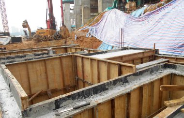 KUALA LUMPUR, MALAYSIA - 29 Mart 2021: İnşaat halindeki zemin kirişini yapım şekli olarak kereste kontrplağı kullanılıyor. Beton, çelik takviye çubuğuyla güçlendirilmiş. 