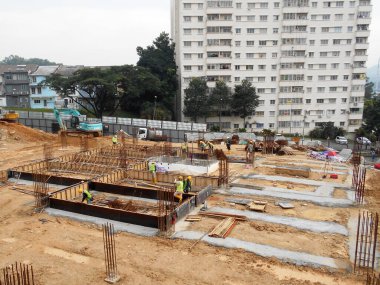 KUALA LUMPUR, MALAYSIA - 29 Mart 2021: İnşaat halindeki zemin kirişini yapım şekli olarak kereste kontrplağı kullanılıyor. Beton, çelik takviye çubuğuyla güçlendirilmiş. 