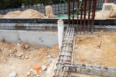 KUALA LUMPUR, MALAYSIA - 29 Mart 2021: İnşaat halindeki zemin kirişini yapım şekli olarak kereste kontrplağı kullanılıyor. Beton, çelik takviye çubuğuyla güçlendirilmiş. 