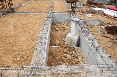 KUALA LUMPUR, MALAYSIA - 29 Mart 2021: İnşaat halindeki zemin kirişini yapım şekli olarak kereste kontrplağı kullanılıyor. Beton, çelik takviye çubuğuyla güçlendirilmiş. 