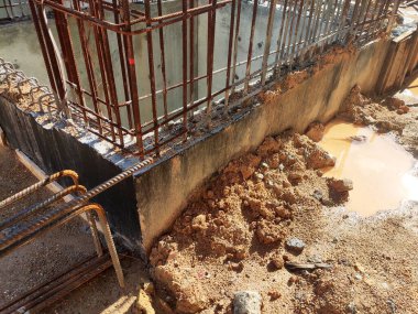 KUALA LUMPUR, MALAYSIA - 29 Mart 2021: İnşaat halindeki zemin kirişini yapım şekli olarak kereste kontrplağı kullanılıyor. Beton, çelik takviye çubuğuyla güçlendirilmiş. 