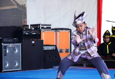 PORT DICKSON, MALAYSIA - 01 Mayıs 2017: Tanınmayan çocuk Silat adlı Malezya dövüş sanatlarını gösteriyor. Geleneksel Malezya müzik enstrümanları eşlik ediyor.