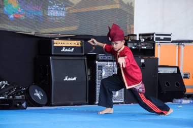 PORT DICKSON, MALAYSIA - 01 Mayıs 2017: Tanınmayan çocuk Silat adlı Malezya dövüş sanatlarını gösteriyor. Geleneksel Malezya müzik enstrümanları eşlik ediyor.