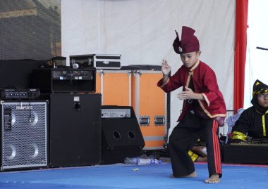 PORT DICKSON, MALAYSIA - 01 Mayıs 2017: Tanınmayan çocuk Silat adlı Malezya dövüş sanatlarını gösteriyor. Geleneksel Malezya müzik enstrümanları eşlik ediyor.
