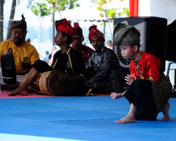 ポートディクソン マレーシア 2017年5月1日 未認識の少年は シラットと呼ばれるマレーの武道を実証しています マレー伝統楽器を伴う — ストック写真