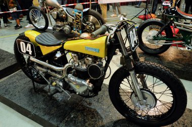 SERDANG, MALAYSIA - 29 Temmuz 2017: Özel yapım motosiklet sergilenmektedir. Sahipleri yaratıcı bir şekilde tasarlar ve eski bisikletlerini yeni bir konsept ve tema için modifiye ederler..  