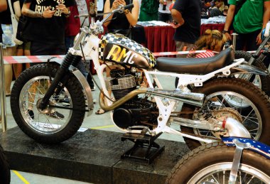 SERDANG, MALAYSIA - 29 Temmuz 2017: Özel yapım motosiklet sergilenmektedir. Sahipleri yaratıcı bir şekilde tasarlar ve eski bisikletlerini yeni bir konsept ve tema için modifiye ederler..  