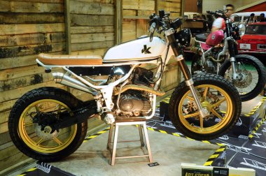 SERDANG, MALAYSIA - 29 Temmuz 2017: Özel yapım motosiklet sergilenmektedir. Sahipleri yaratıcı bir şekilde tasarlar ve eski bisikletlerini yeni bir konsept ve tema için modifiye ederler..  