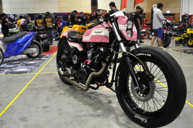 SERDANG, MALAYSIA - 29 Temmuz 2017: Özel yapım motosiklet sergilenmektedir. Sahipleri yaratıcı bir şekilde tasarlar ve eski bisikletlerini yeni bir konsept ve tema için modifiye ederler..  