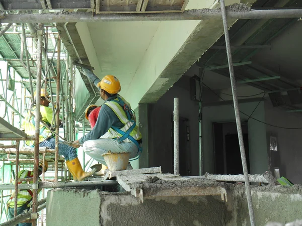 Serdang Malaysia Juli 2017 Bauarbeiter Verputzen Hauswand Und Balken Mit — Stockfoto