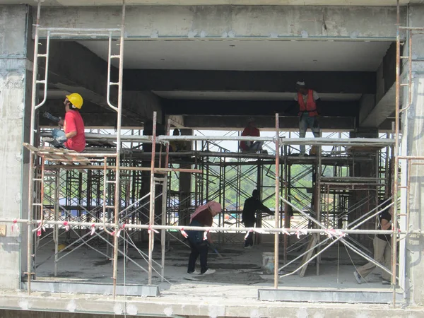 Serdang Malaysia Lipiec 2017 Robotnicy Budowlani Tynkują Ścianę Budynku Belkę — Zdjęcie stockowe