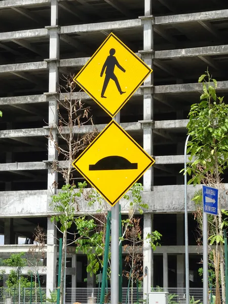 Pedestrian Crossing Skylt För Att Varna Bilist — Stockfoto