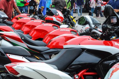 KELANTAN, MALAYSIA - HAZİRAN 07, 2012: Açık alanda sıra sıra park etmiş ve halka sergilenmiş birkaç motosiklet.