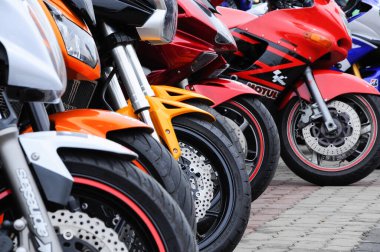 KELANTAN, MALAYSIA - HAZİRAN 07, 2012: Açık alanda sıra sıra park etmiş ve halka sergilenmiş birkaç motosiklet.